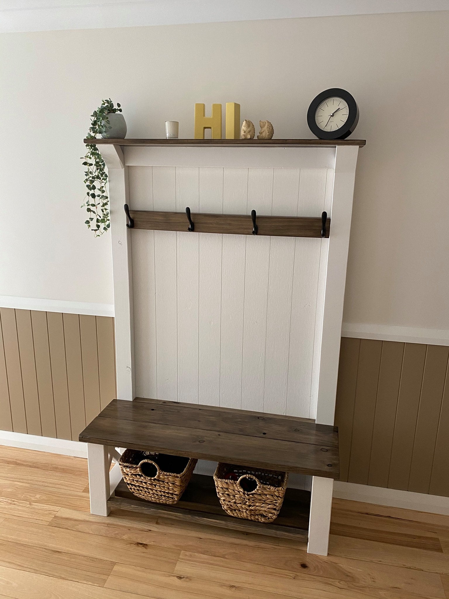 Farmhouse Mudroom Bench | Stylish and Budget-Friendly Storage Solution ...
